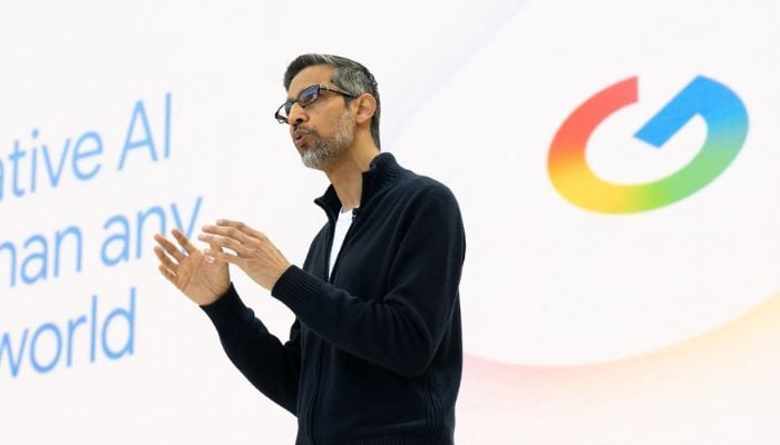 Palestrante em evento do Google, com o logo do Google ao fundo